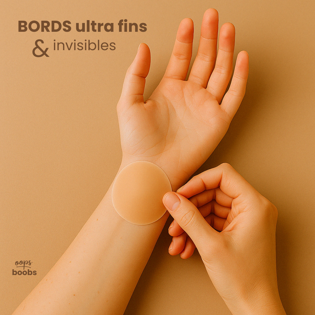 Démonstration de la finesse des bords des cache-tétons Oops Covers™ – pose sur l’avant-bras pour illustrer l’effet seconde peau invisible, fond beige harmonisé à la teinte de la peau.