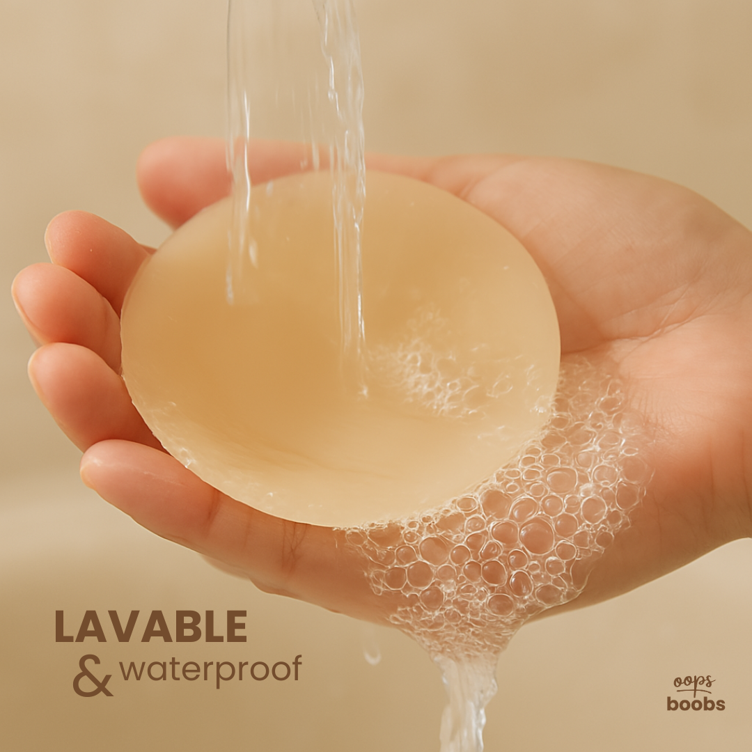 Cache-tétons Oops Covers™ lavable à l’eau – démonstration sous un filet d’eau avec mousse, illustrant la réutilisabilité et l’étanchéité du produit.